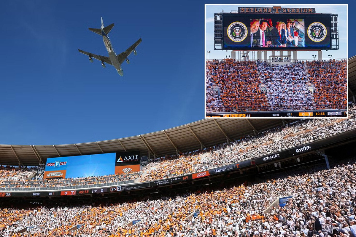 Trump'tan uçak şovu! Air Force One stadyumu böyle selamladı