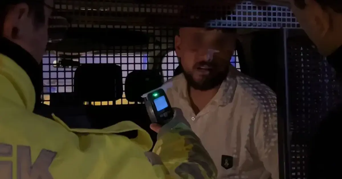 Bursa'da polisten kaçarken trafik lambasına çarptı! Babasına böyle seslendi