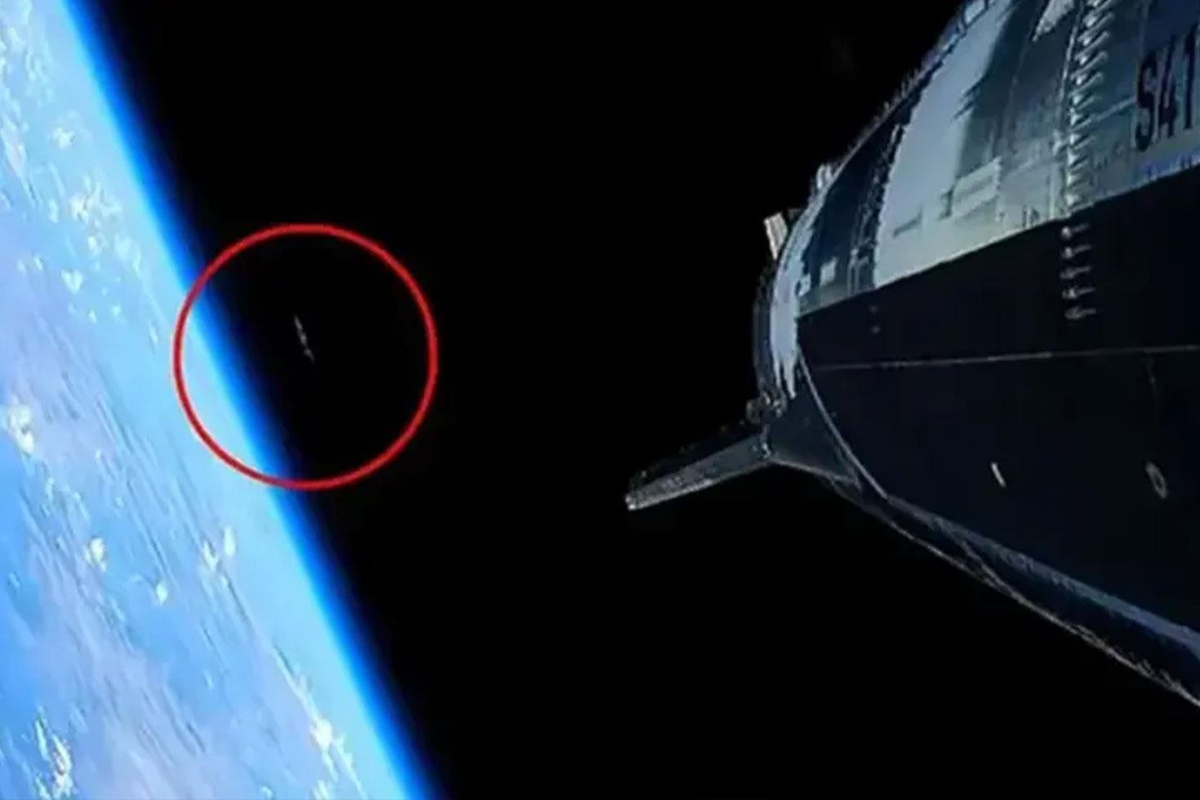 SpaceX'in canlı yayınında gizemli cisim: Önce kameraya takıldı, sonra kayboldu