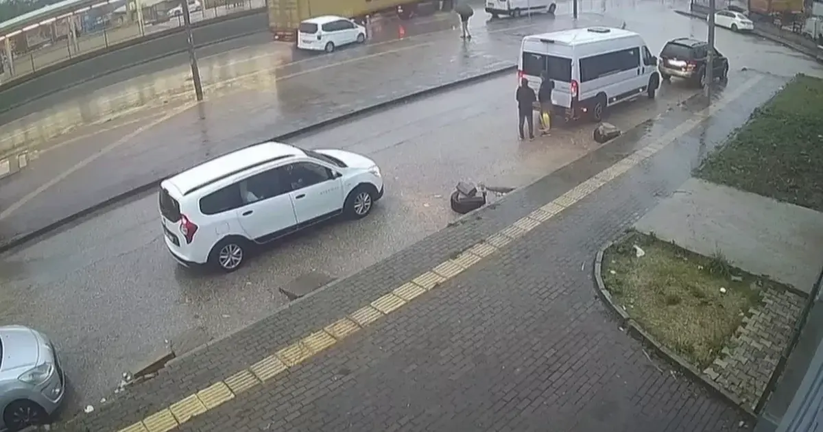 Bursa’da tırın dorsesi kontrolden çıktı...Kaza anı kamerada