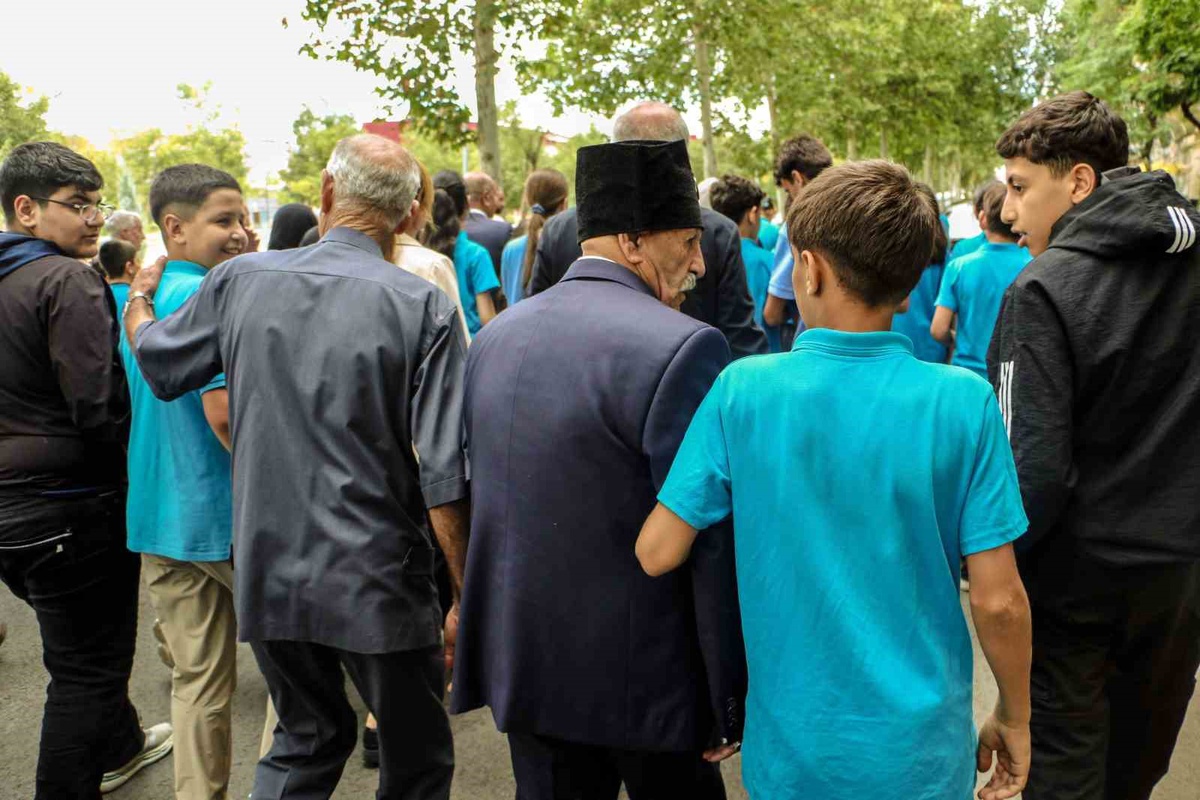 Diyarbakır'da Yaşlılar Günü yürüyüşüne gaziler, öğrenciler ve vatandaşlar katıldı