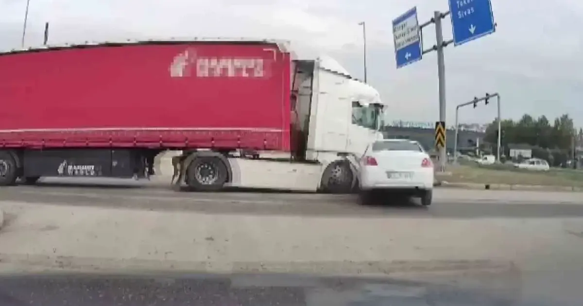 Kırmızı ışıkta kavşağa dalan tır otomobile çarptı: 2 yaralı