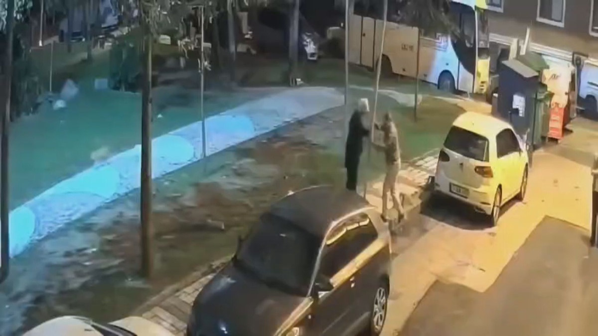 Sultangazi’de park ettikleri aracın yanındaki yaya geçidi levhasını söktüler
