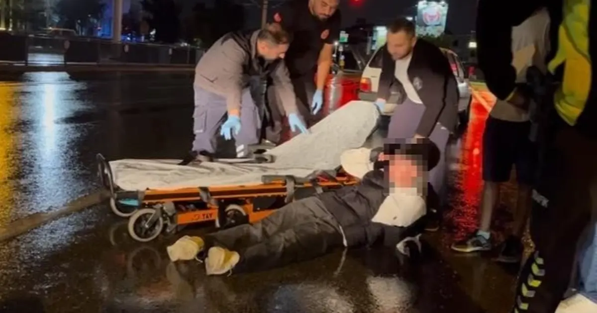 Kaygan yolda motosiklet devrildi! Sürücünün rahatlığı dikkat çekti