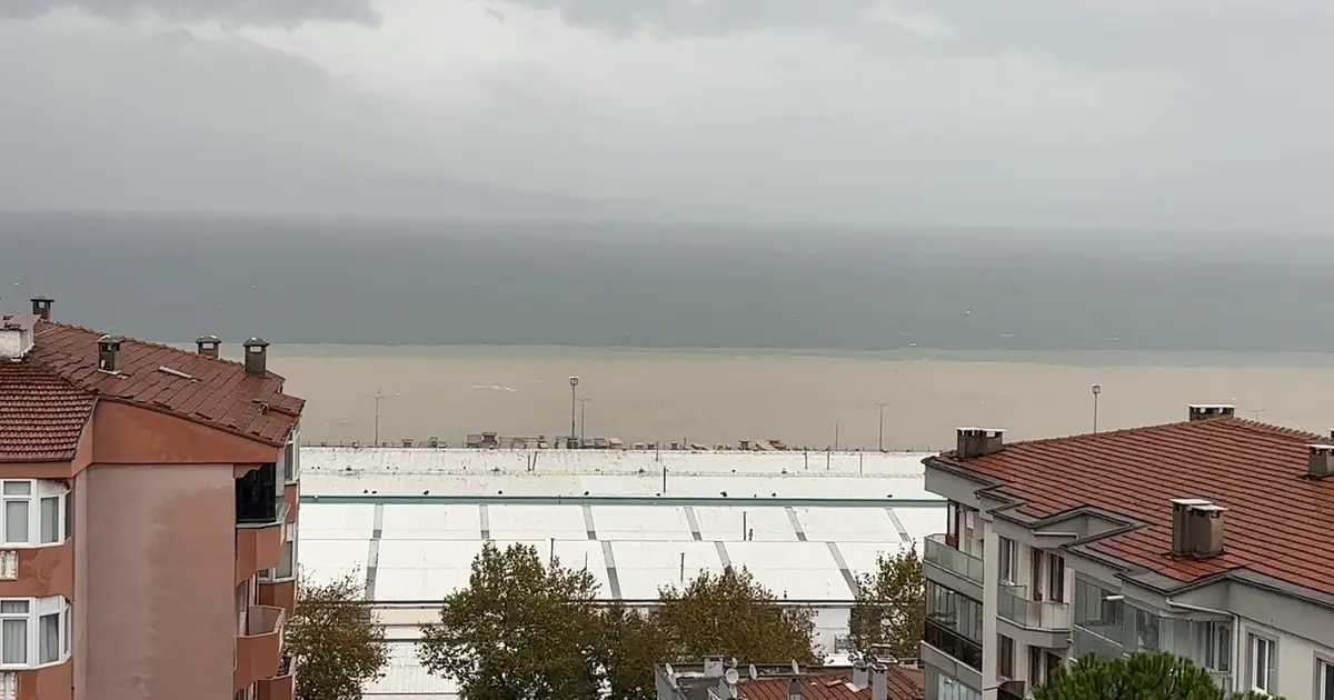 Bursa’da sel suları denizi çamura buladı