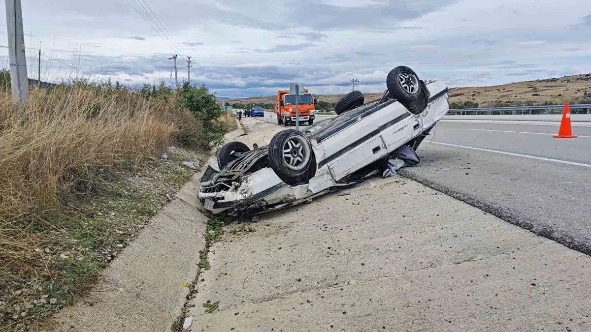 Isparta’da kontrolden çıkan otomobil 150 metre sürüklenip takla attı: 3 yaralı
