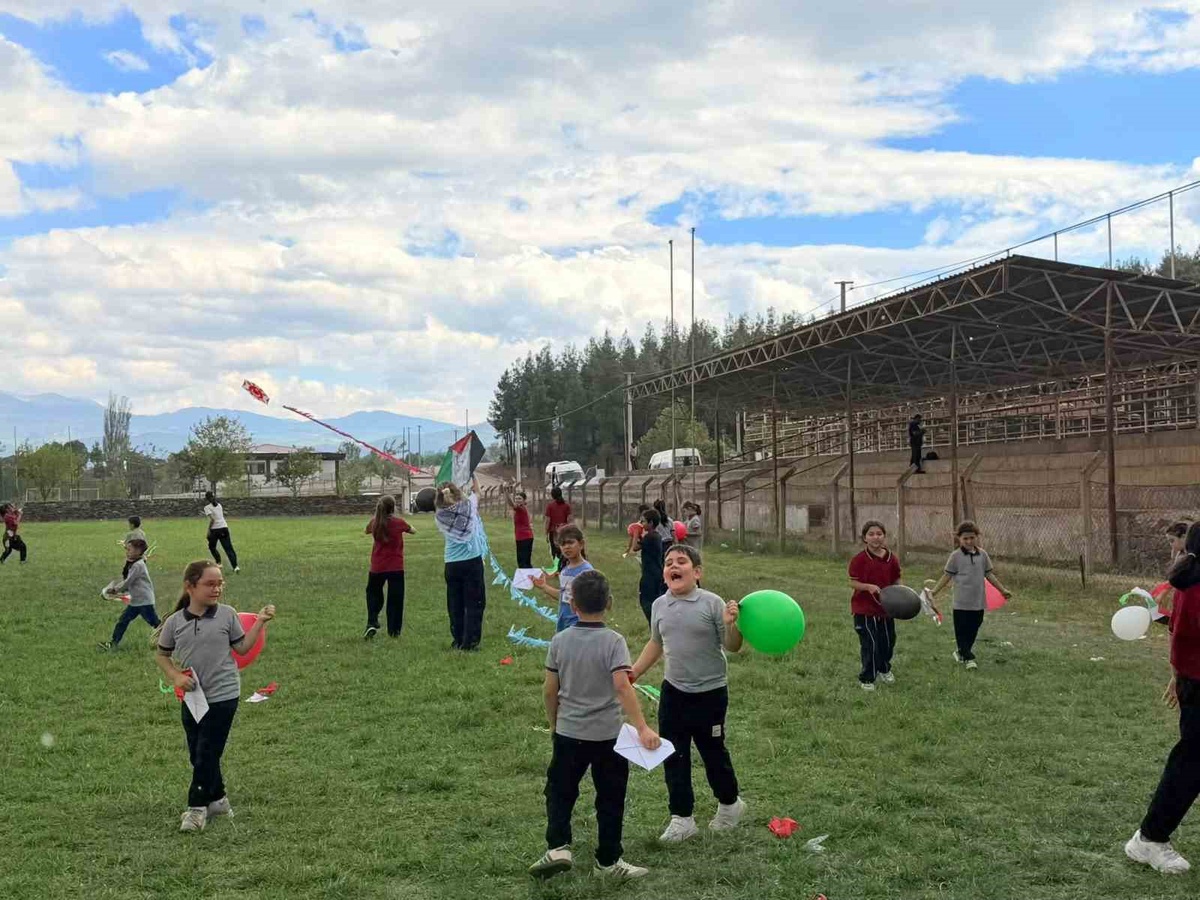 Denizli Beyağaç'ta öğrenciler Gazze'deki çocukların haklarına uçurtmayla dikkat çekti