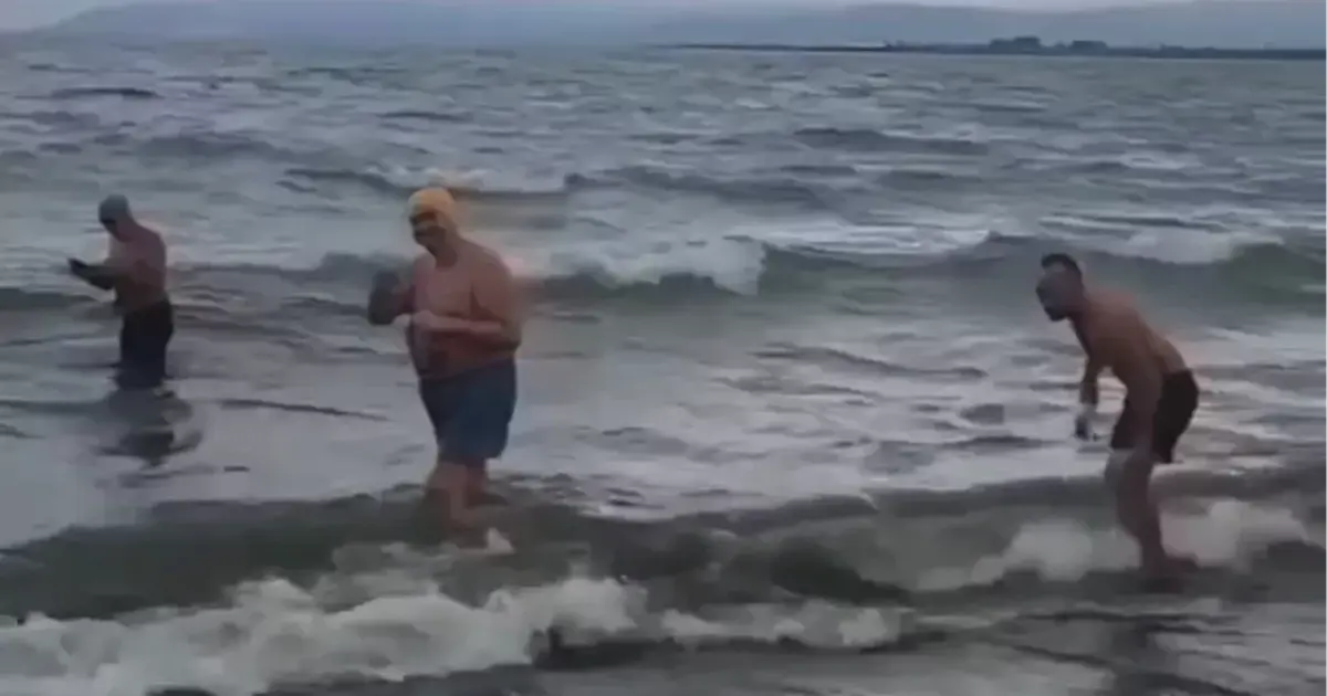 İznik Gölü’nde soğuğa ve dalgalara inat böyle yüzdüler