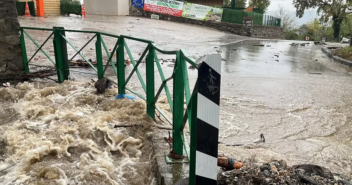 Bursa'da sağanak yağış dereleri taşırdı: Cumalıkızık'ta köprü sular altında kaldı