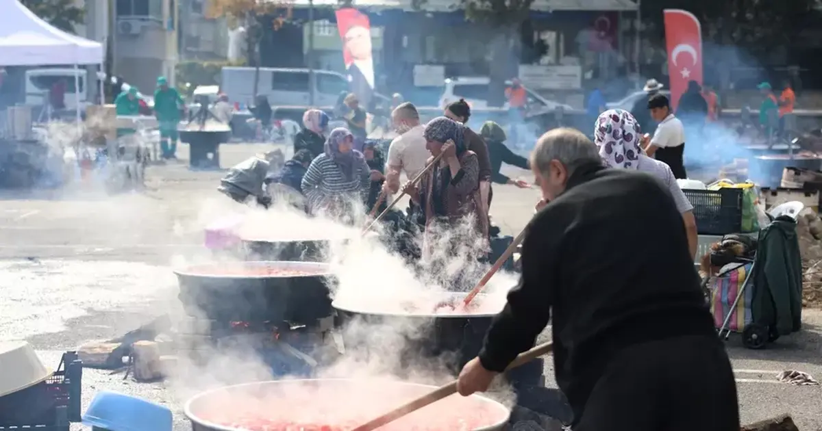 Osmangazi’de dev imece! 30 ton domates, 7,5 ton biber salçaya dönüştü