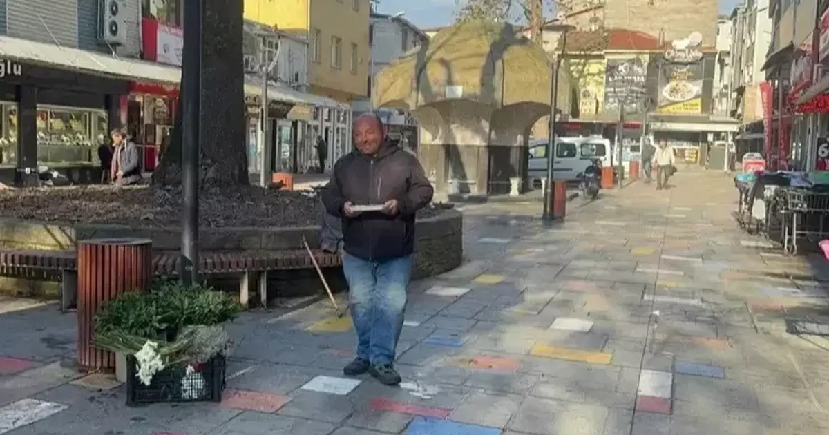 İlçe meydanında ayakkabı boyacılığı yapıyordu, merhametiyle ödül aldı