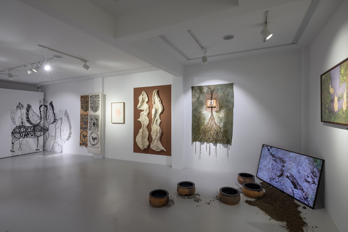 Lenzart space, 'Büyüsü Bozulmuş Dünya' sergisini 29 Kasım'a kadar açık tutacak