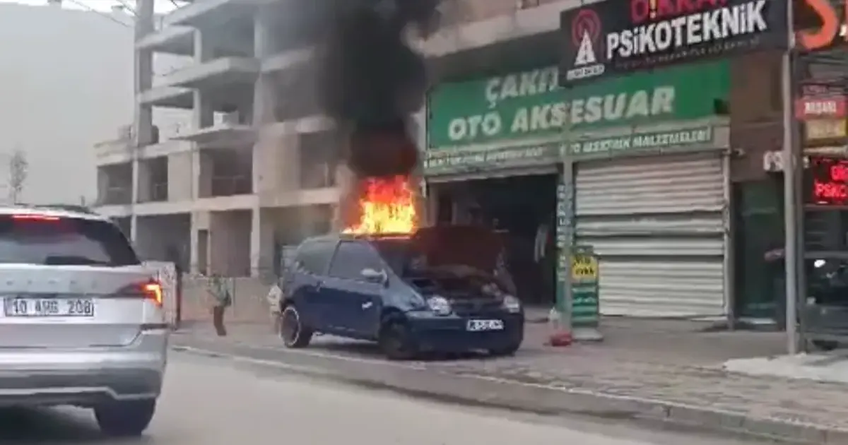 Bursa’da park halindeki otomobil alevlere teslim oldu