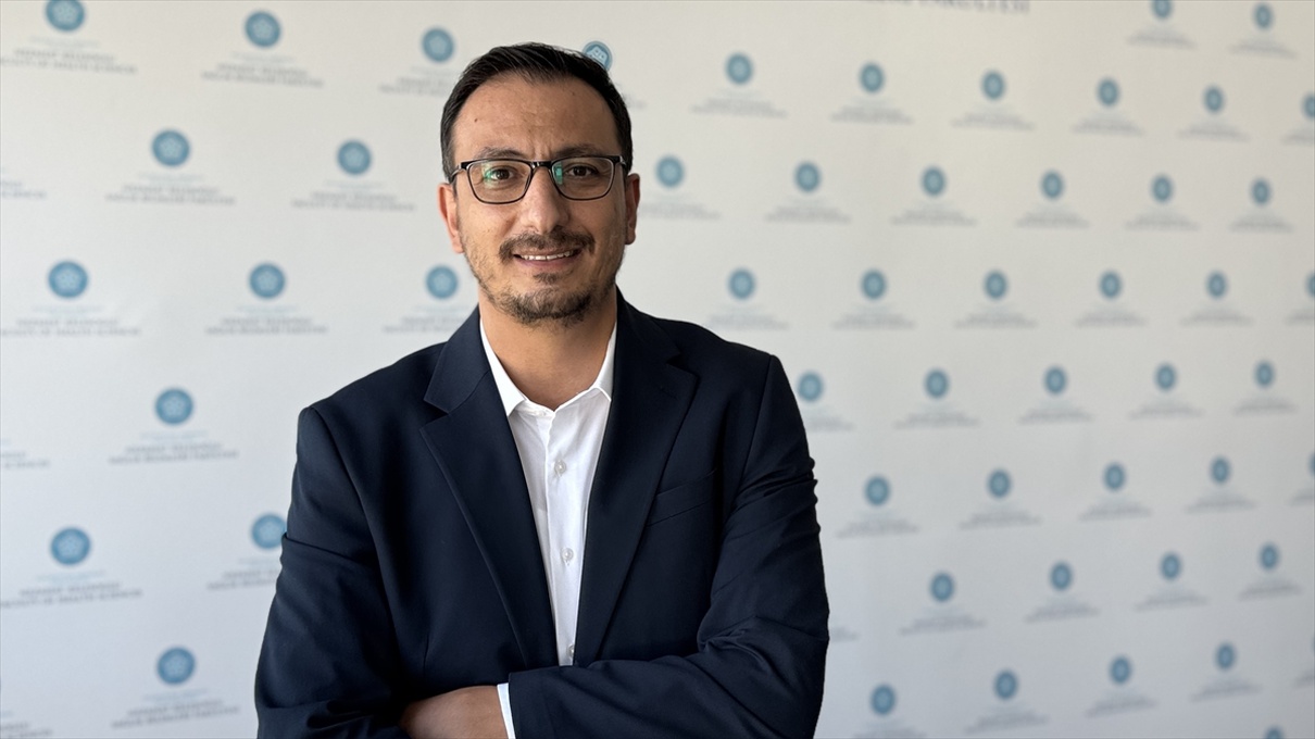 Kekemeliği yüzünden konuşmakta zorlanan Konyalı genç, bugün mikrofonun başında