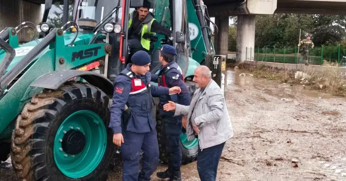 Bursa’da su taşkınında mahsur kalan vatandaşı jandarma kurtardı