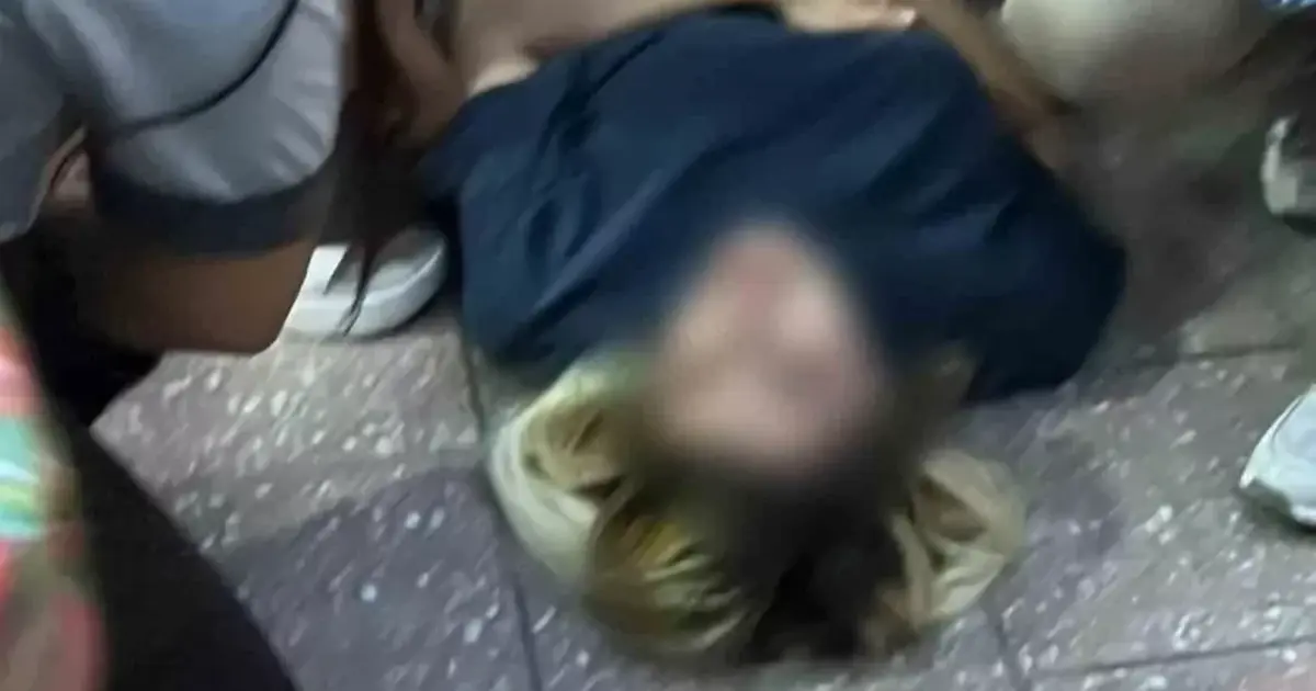 Yolda yürürken kocası tarafından bıçaklandı