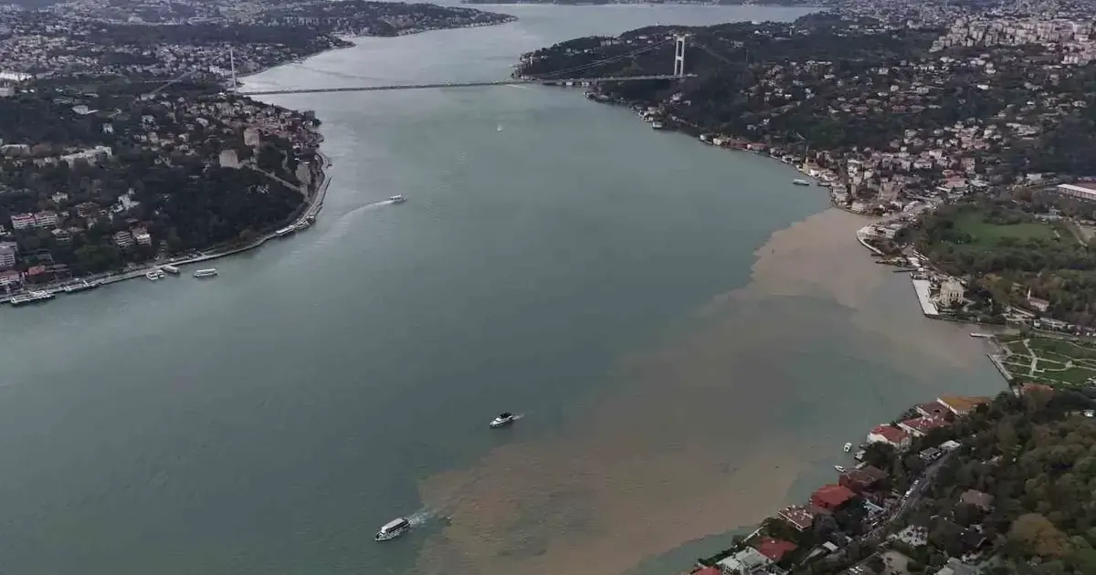 Yağmur sonrası İstanbul Boğazı çamura bulandı