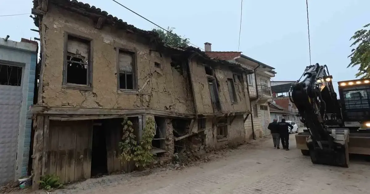 Yenişehir’in kırsal mahallelerindeki metruk binalar da yıkılıyor