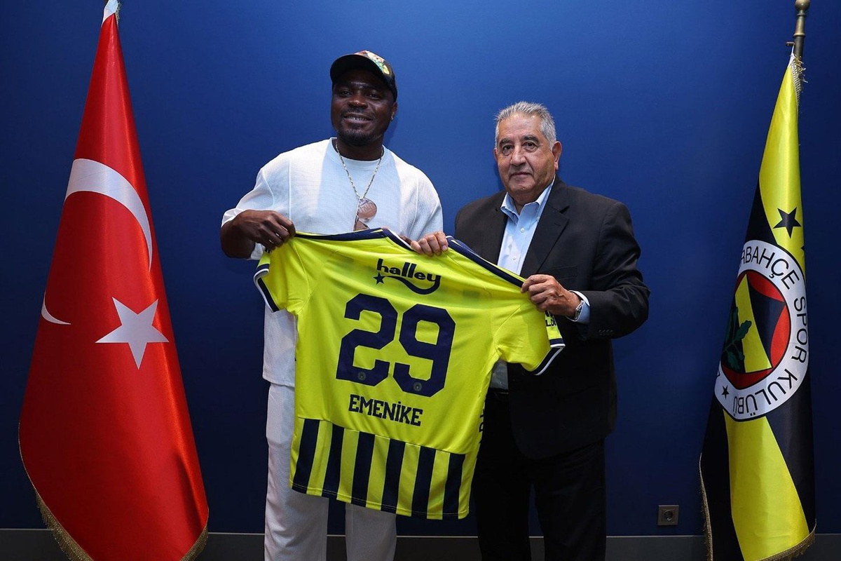 Emenike'den Fenerbahçe'ye sürpriz ziyaret