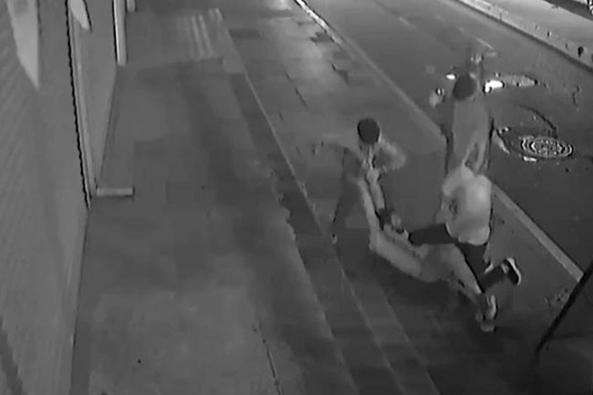 Zeytinburnu’nda aile içi alacak kavgası: Yeğenleri amcalarını çekiçle döverek hastanelik etti