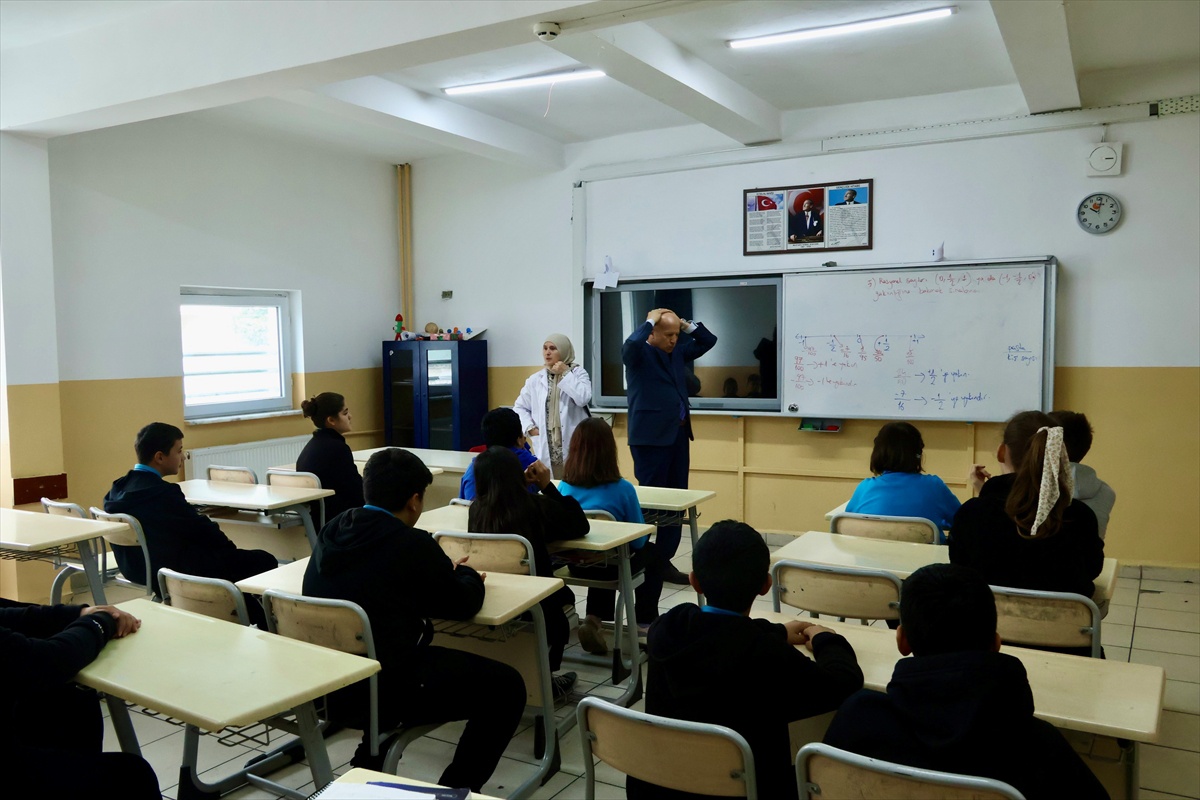 Bilecik'te afet tatbikatında öğrencilere AFAD ve itfaiye doğru davranışları gösterdi
