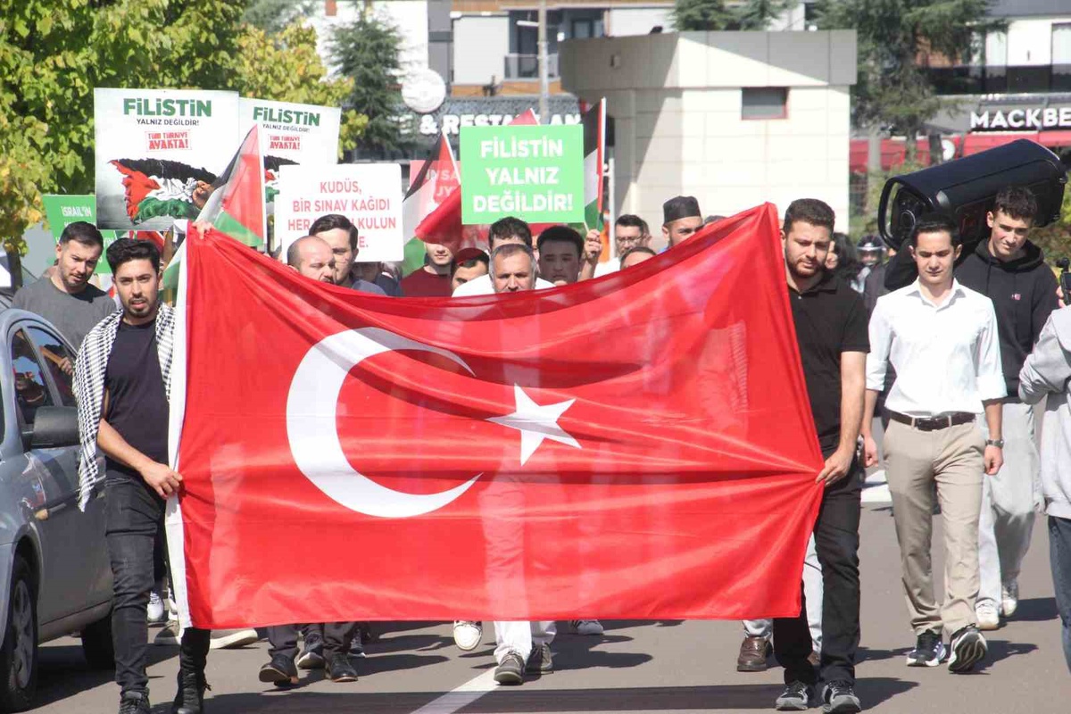 ODÜ'de STK üyeleri ve öğrenciler Filistin ve Doğu Türkistan için yürüyüp dua etti