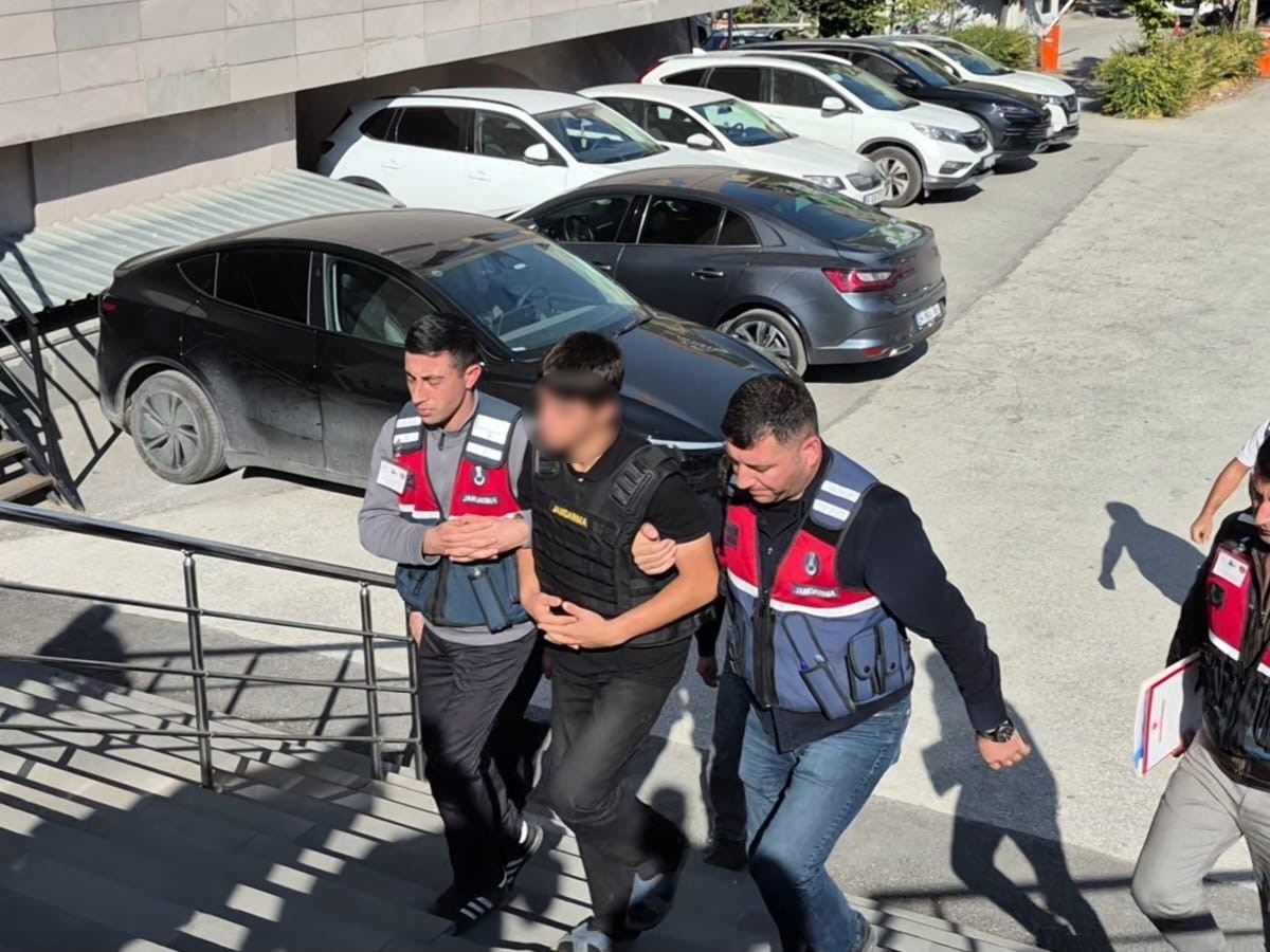 Eskişehir'de 3 kardeşe bakan amcasını silahla vuran 15 yaşındaki yeğen adliyede