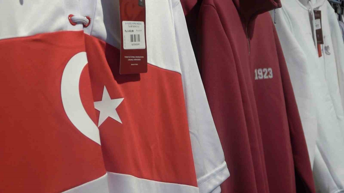 Bursa'da Türkiye-İtalya maçı öncesi Bursastore'da milli forma talebi arttı