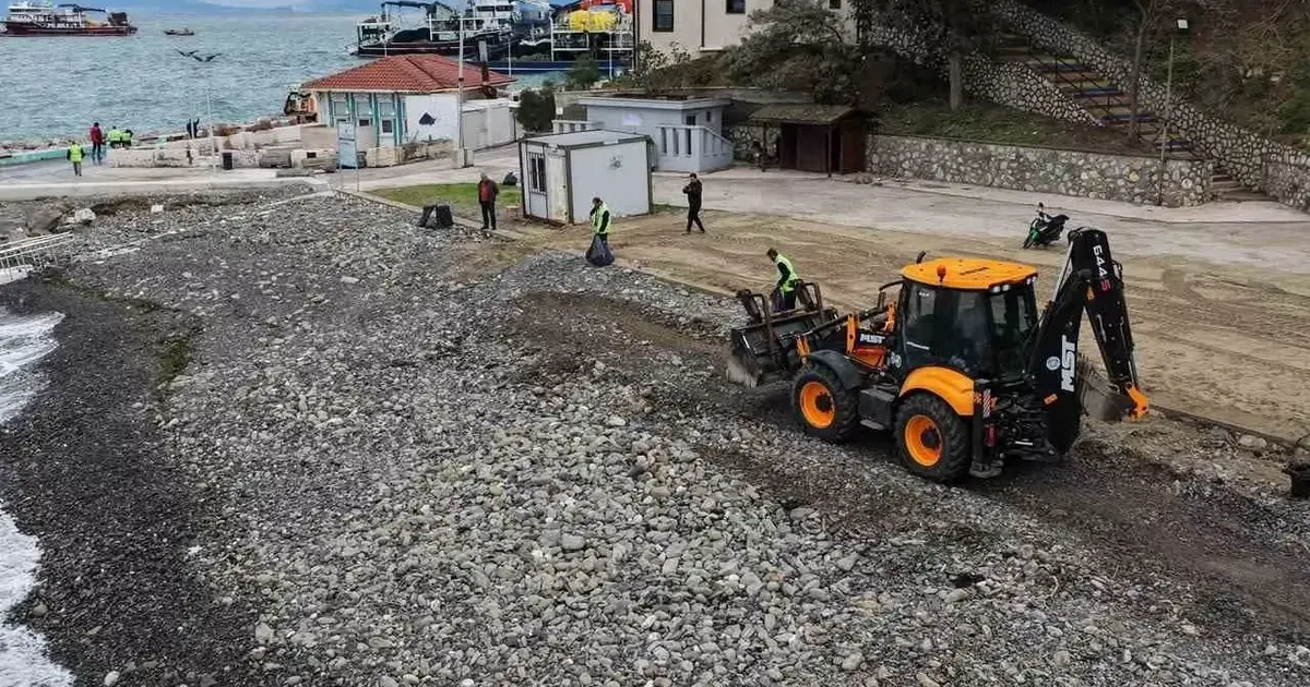 Büyükşehir ekiplerinden sahillerde temizlik çalışması