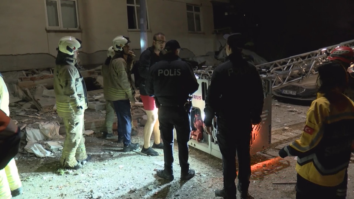 Maltepe'de 7 katlı binanın 3 katı çöktü, 1 kişi öldü, 3'ü çocuk 10 kişi kurtarıldı