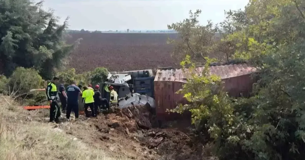 Bursa’da tır tarlaya uçtu: 1 yaralı
