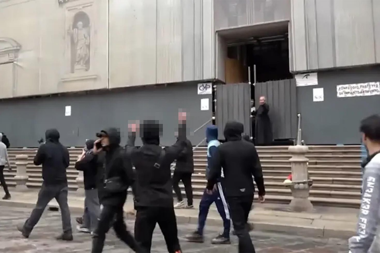 Turistleri kiliseye aldı, eylemcilere hareket çekti! Rahibin görüntüleri dikkat çekti