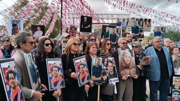 Anıtpark'a 78 sandalye koydular: Grand Kartal yangınında hayatını kaybedenlerin ailelerden adalet nöbeti