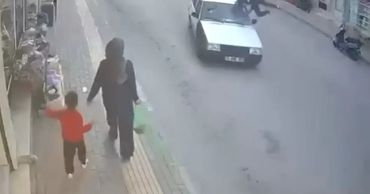 Bursa'da otomobil yayaya çarptı: O anlar kamerada