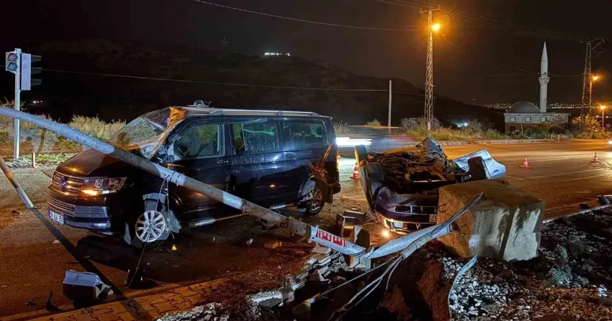 Kontrolden çıkarak takla atan otomobil, ışıkta bekleyen minibüse çarptı: 2 yaralı