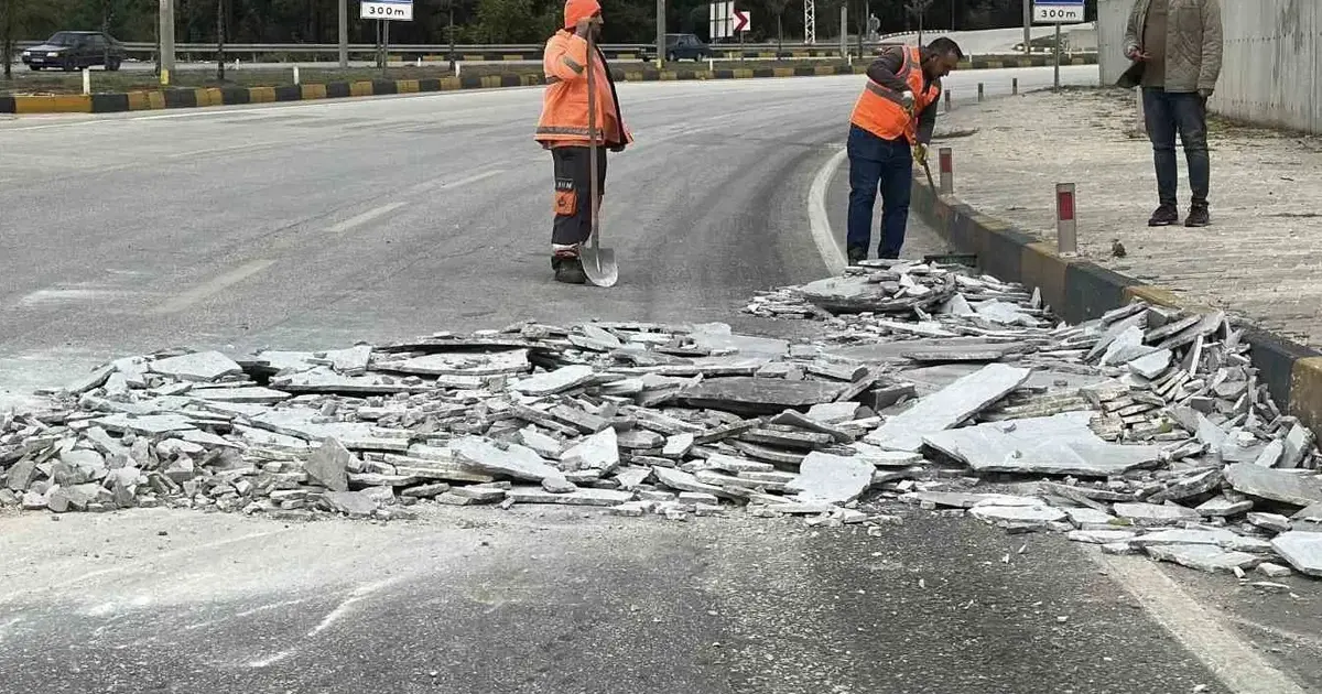 Karayoluna mermer parçalarını düşüren tır sürücüsüne para cezası