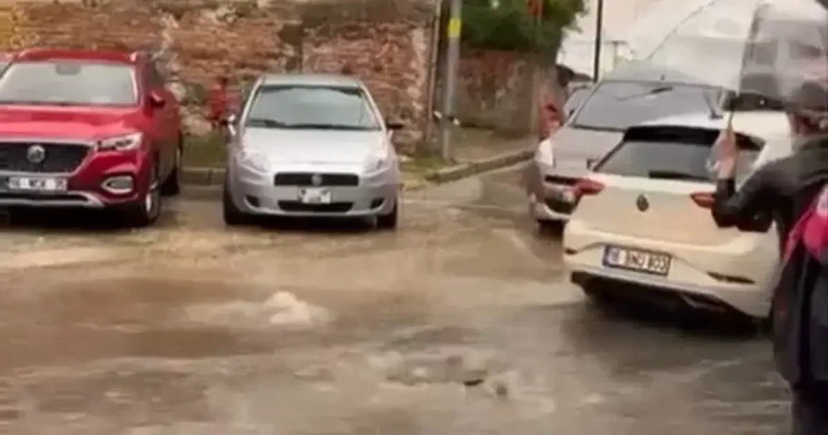 Bursa’da sağanak yağış hayatı olumsuz etkiledi: Pazar yerleri ve sokaklar göle döndü