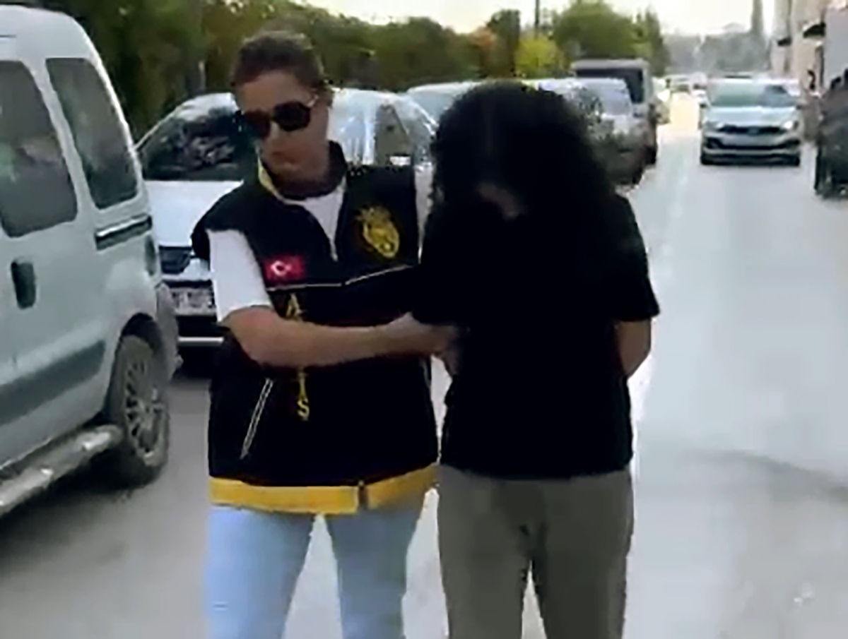 Nikah işlemleri için nişanlısını uyandırmak isteyen genç kız, katil oldu