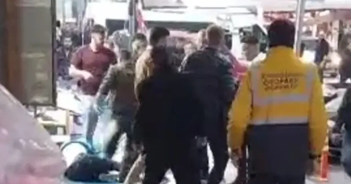 Kentin göbeğinde güpegündüz akıllara durgunluk veren saldırı: Sopa ve demir çubuklarla darbettiler