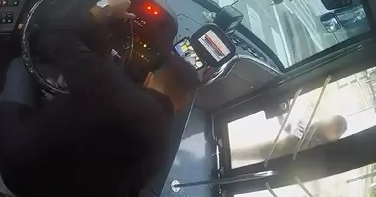 Bursa’da otobüste gergin anlar: Camı yumrukla parçaladı