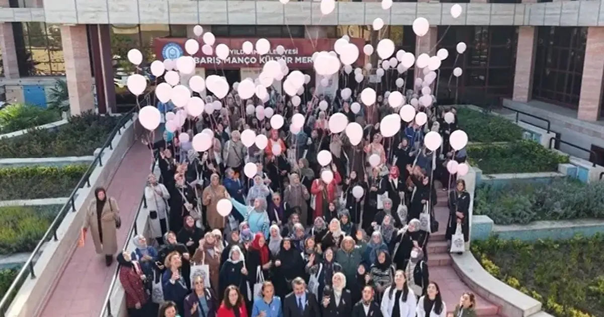Bursa'da meme kanserine karşı gökyüzü pembeye boyandı