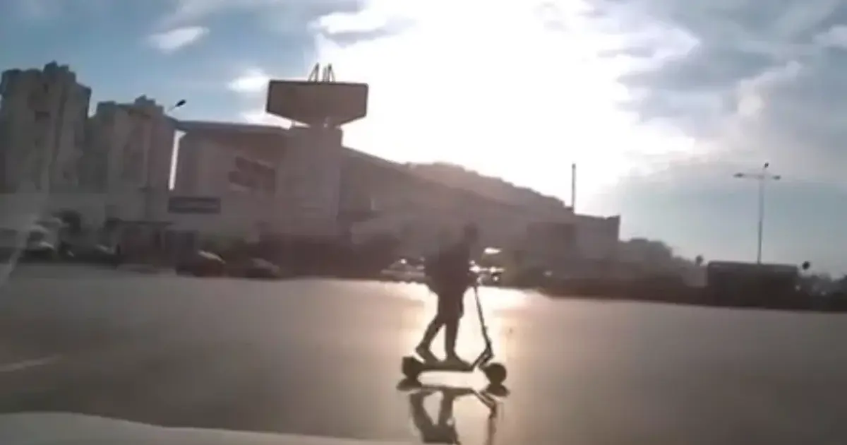 Bursa’da ışık ihlali yapan scooter sürücüsü kazadan kıl payı kurtuldu