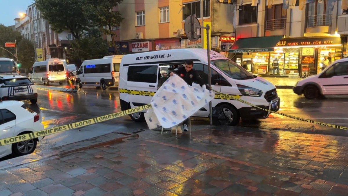 Gaziosmanpaşa'da kaldırım taşıyla cama saldırdılar, kıramayınca patlayıcı bırakıp kaçtılar