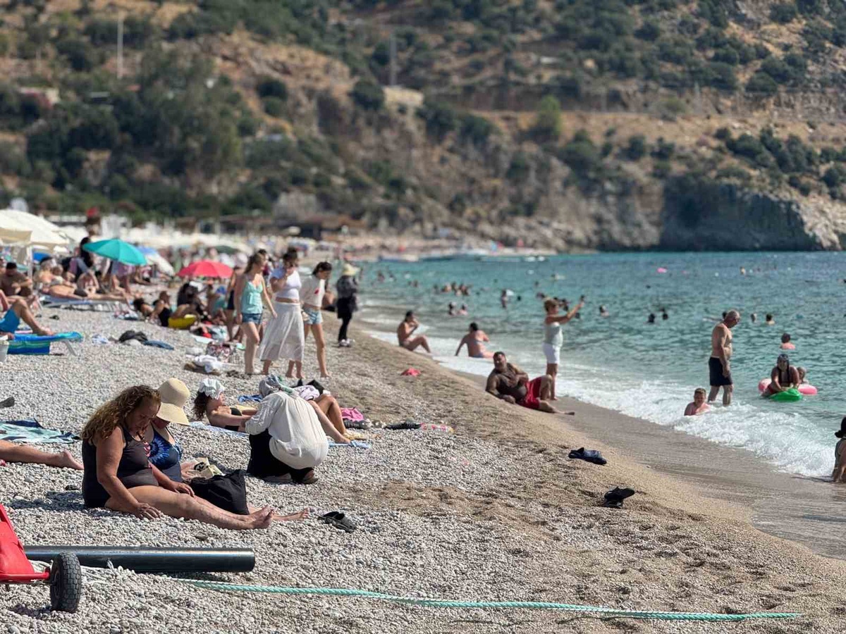 Fethiye'de yaz bitmedi: Eylülün son günlerinde denize girenler Ölüdeniz'i doldurdu