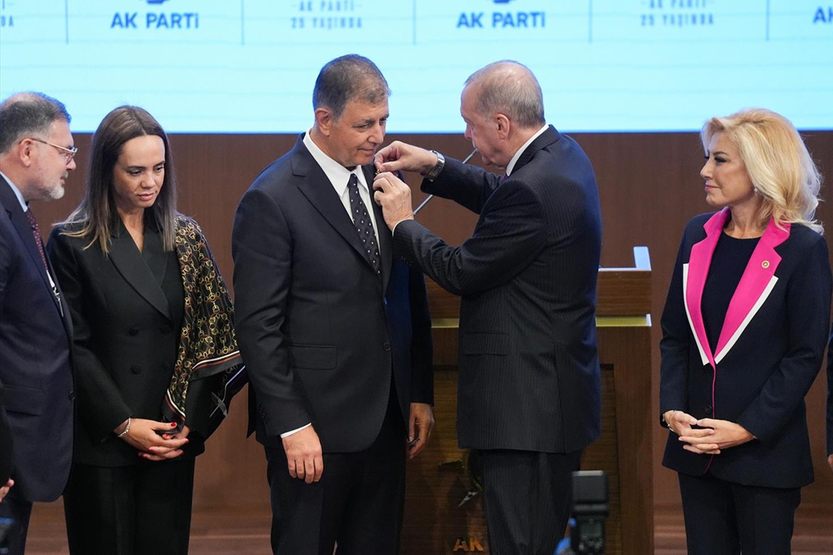 AK Partiye geçen Cemil Tugay 5 günlük izne çıktı