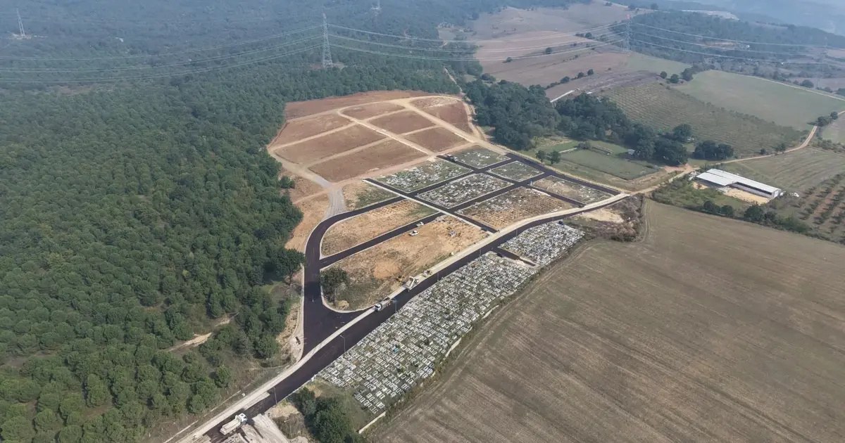 Büyükşehir, Erdoğanköy Kent Mezarlığı'nın yollarını yeniledi