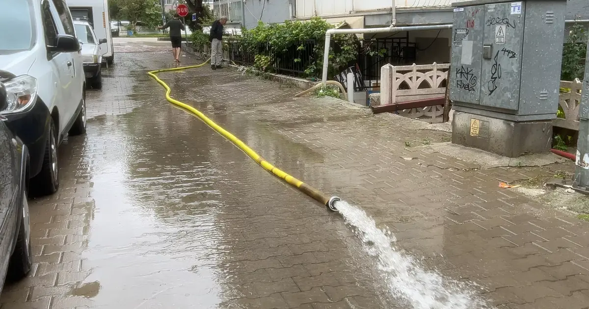 Bursa’da yağmur suları apartmanları bastı: 90 yaşındaki vatandaş mahsur kaldı