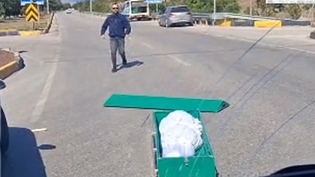 Isparta’da şaşkına çeviren olay: Cenaze aracındaki tabut yola düştü
