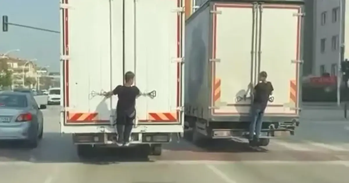 Bursa’da tehlikeli anlar! Kamyonun arkasına tutunup trafiğe çıktılar