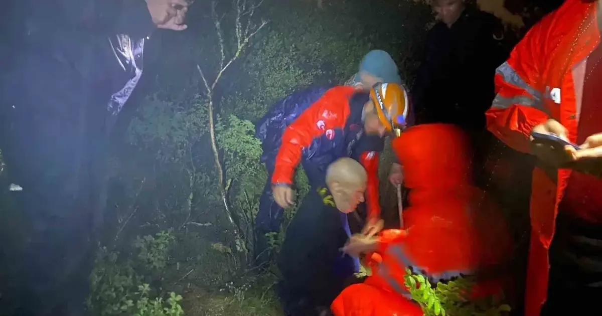 Bursa’da mahsur kalan yaşlı çift için seferber oldular: Jandarma sırtında taşıdı
